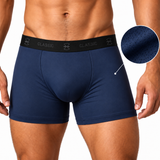 Modelo vestindo a cueca boxer Performance Classic azul-marinho